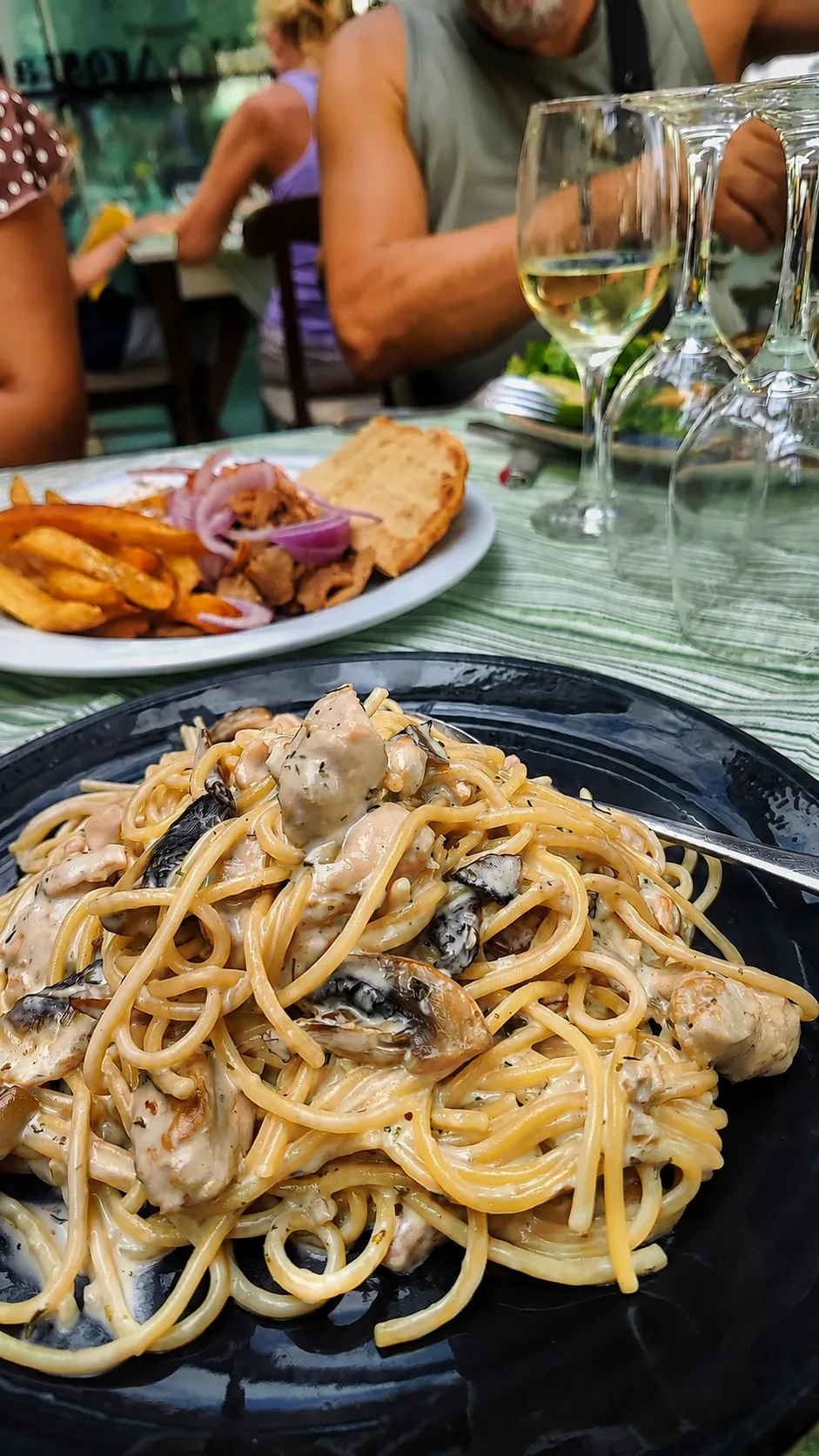 Greckie meze, sałatka i lokalne wino